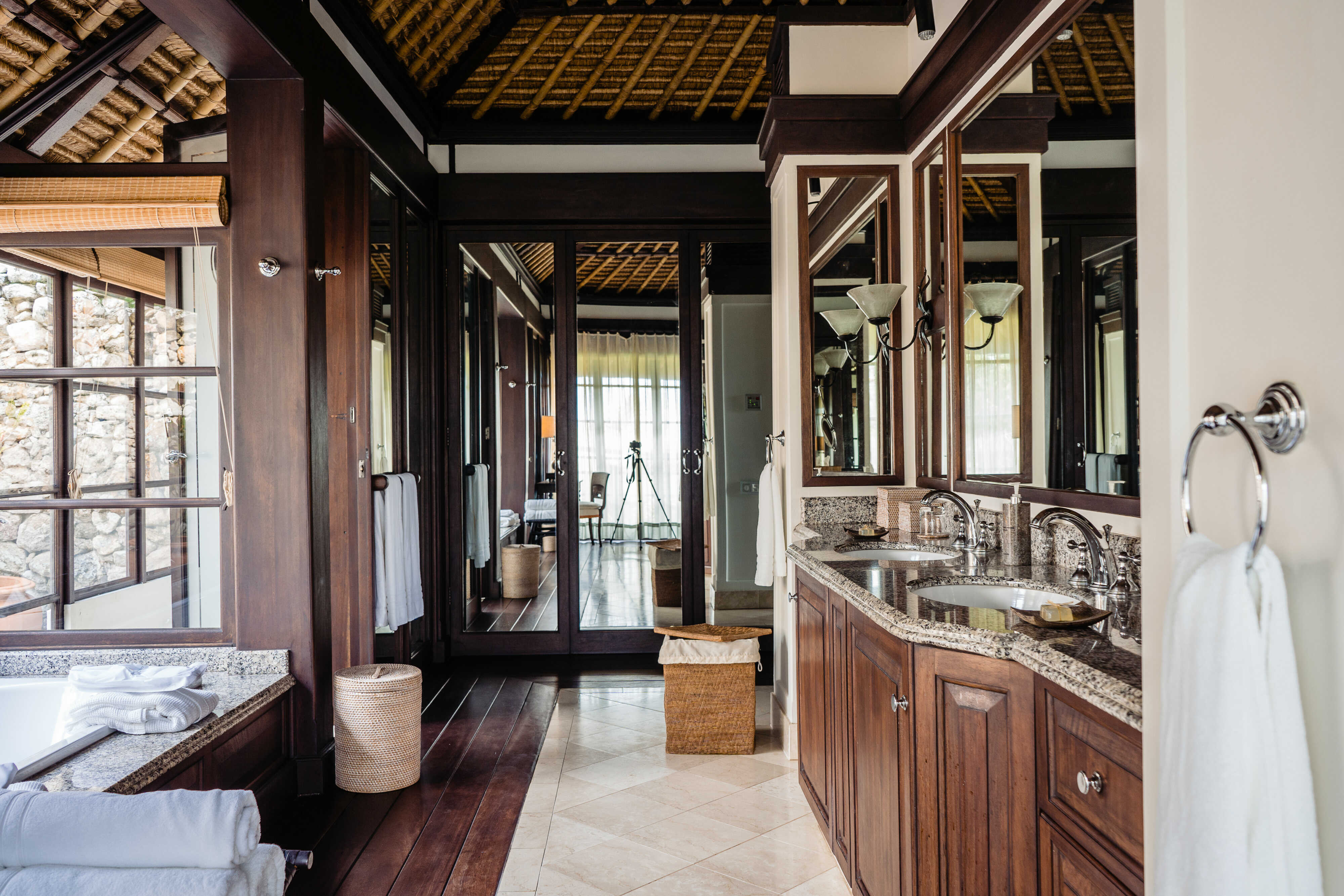 ©-fregate-island-private_private-pool-twin-villa_bathroom_1_optimized